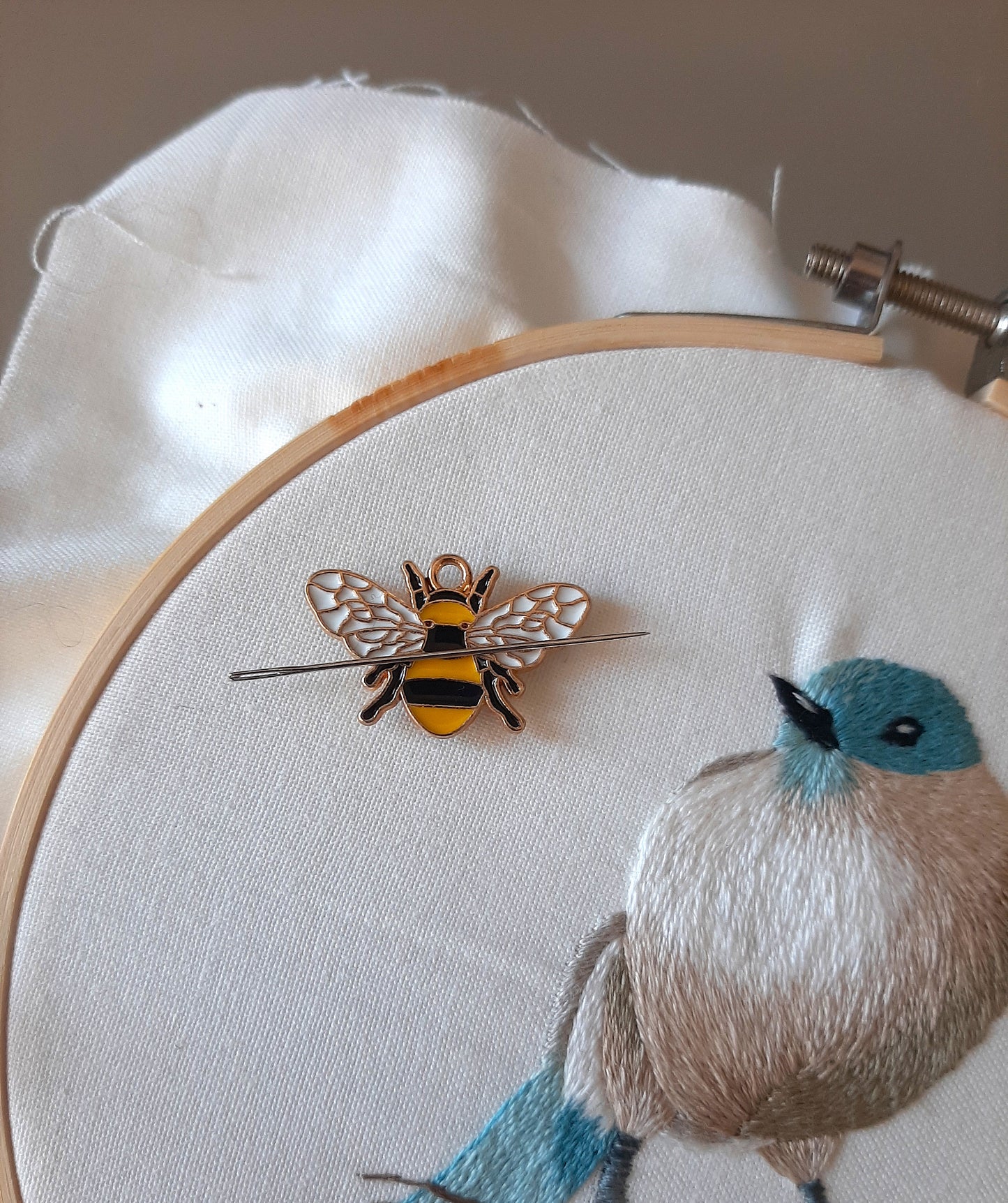 Magnetic Needle Minder - Bij