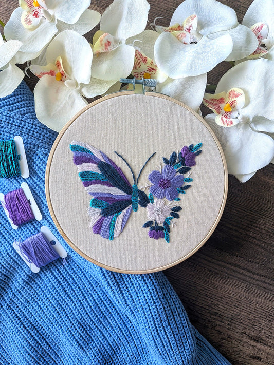 Borduurpakket - Paarse vlinder met bloemen